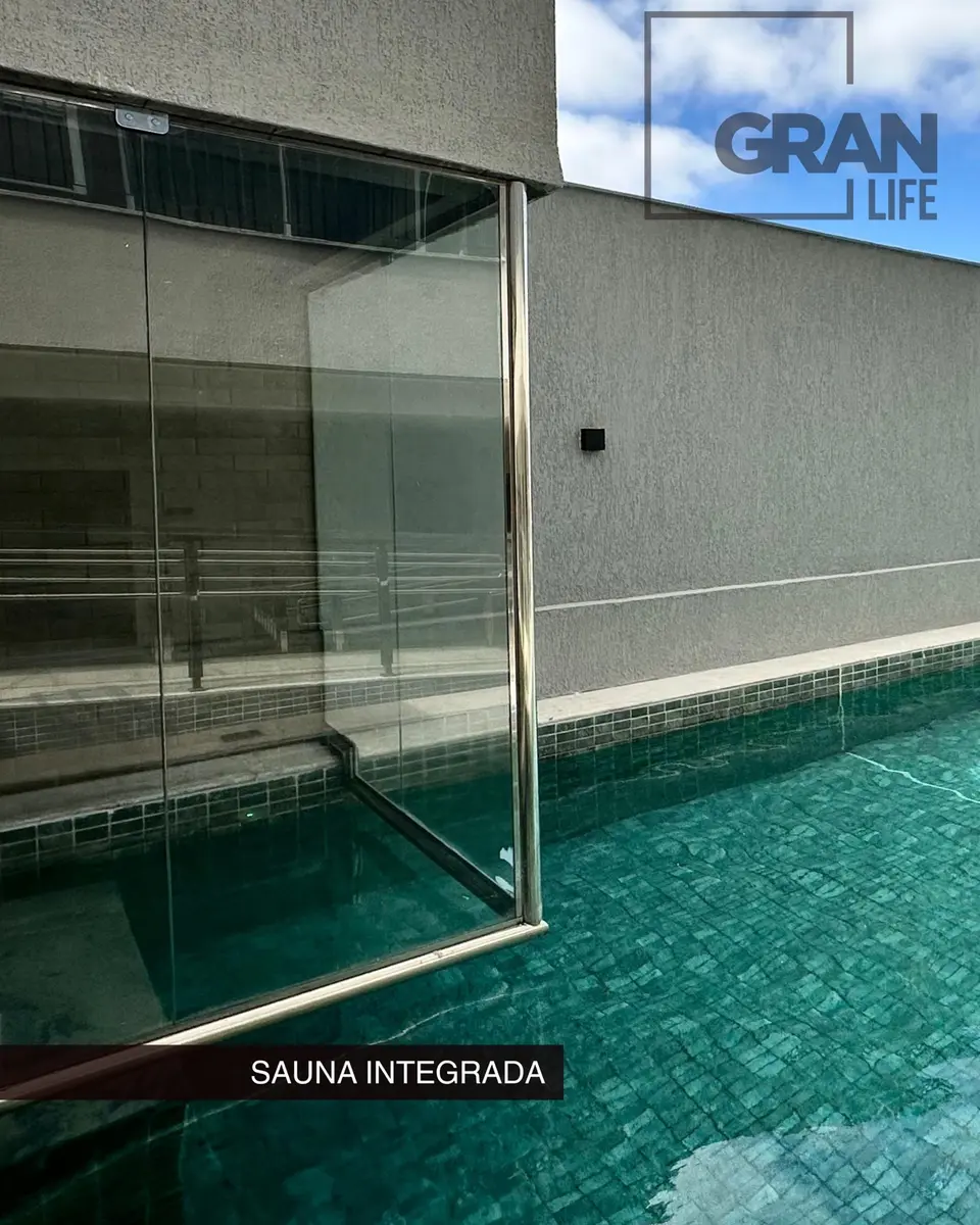 Vista da sauna integrada à piscina adulto do condomínio.
